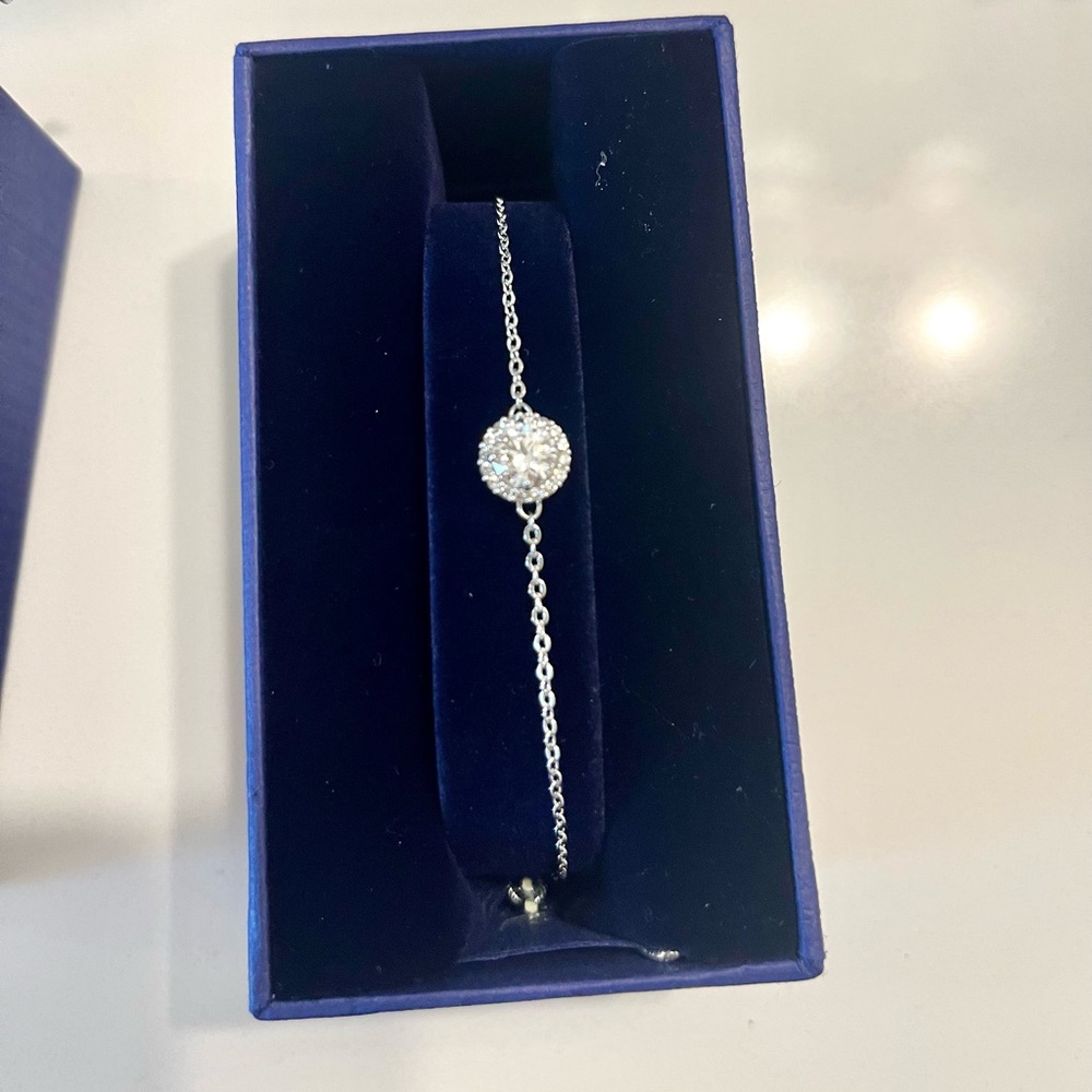 Constella bracelet
Round cut, White, Rhodium plated